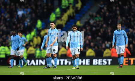 Die Spieler von Manchester City sind niedergeschlagen, nachdem Robin Van Persie von Manchester United das dritte Tor seines Spiels erzielt hat Stockfoto