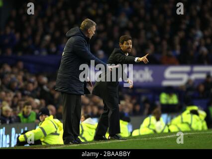 Everton Manager David Moyes (links) und Tottenham Hotspur Manager Andre Villas-Boas (rechts) Geste auf der Touchline Stockfoto