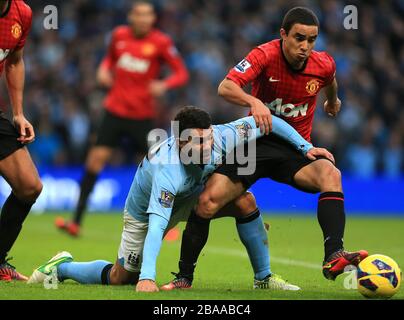 Der FC Manchester City (links) und Rafael da Silva (rechts) von Manchester United kämpfen um den Ball Stockfoto