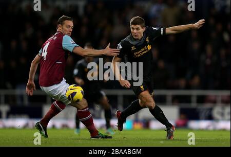 Liverpools Steven Gerrard und West Ham United kämpfen um den Ball Stockfoto