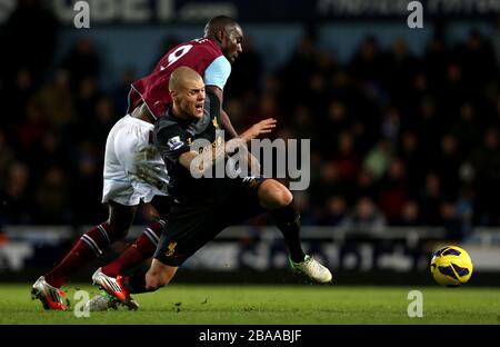 Liverpools Kampf um den Ball zwischen Martin Skrtel und West Ham United um Carlton Cole Stockfoto