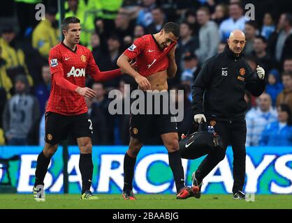 Robin Van Persie von Manchester United läuft mit Rio Ferdinand von Manchester United (rechts), während er mit einem Schnitt auf der Stirn davonläuft Stockfoto