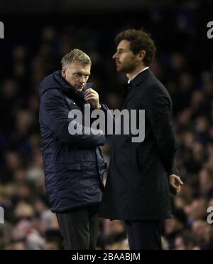 Everton Manager David Moyes (links) und Tottenham Hotspur Manager Andre Villas-Boas (rechts) auf der Touchline. Stockfoto