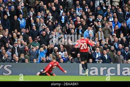 Wayne Rooney (links) und Robin Van Persie (rechts) von Manchester United erhalten eine feindliche Reaktion, die vor Fans von Manchester City gefeiert wird Stockfoto