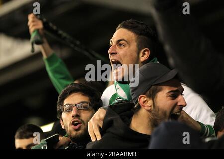 Panathinaikos-Fans zeigen ihre Leidenschaft auf den Tribünen Stockfoto