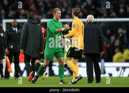 Manchester City Torhüter Joe hart (Mitte links) und Manchester United David de GEA schütteln nach dem Schlusspfiff die Hände Stockfoto