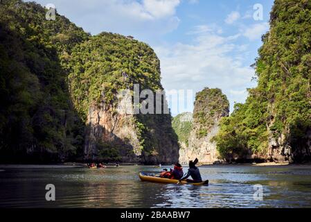 Kajak in der Bucht Ao Phang Nga in Phuket Stockfoto