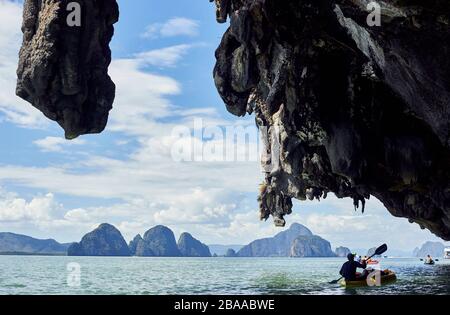 Kajak in der Bucht Ao Phang Nga in Phuket Stockfoto