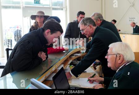 Racegoers in Empfang im Sandown Park. Stockfoto