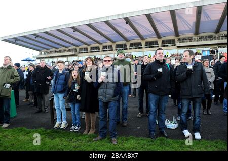 Racegoers beobachten den Rennsport im Sandown Park. Stockfoto