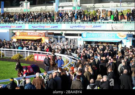 Racegoers neben dem Paradering im Sandown Park. Stockfoto