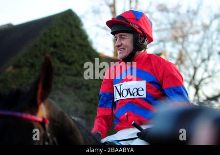 Jockey Barry Geraghty auf Sprinter Sacre, nachdem er den Sportingbet Tingle Creek Steeple Chase gewonnen hatte Stockfoto