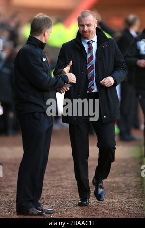 Nottingham Forest Manager Sean O'Driscoll (l) begrüßt Burnley-Manager Sean Dyche Stockfoto