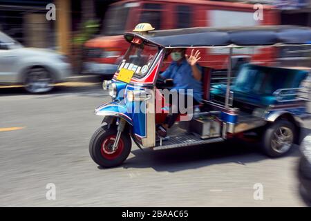 Fast Tuk Tuk schwenkt in Thailand Stockfoto