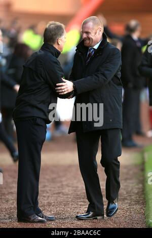 Nottingham Forest Manager Sean O'Driscoll (l) begrüßt Burnley-Manager Sean Dyche Stockfoto