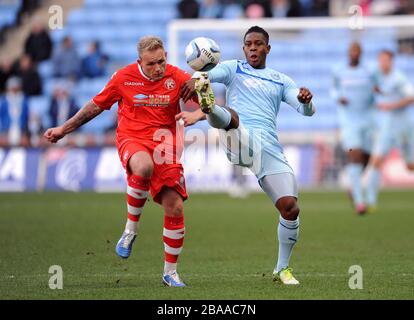 Der von Coventry City ausgestellte Franck Moussa (rechts) und Walsalls Richard Taundry kämpfen um den Ball Stockfoto