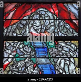 Gott trägt die Schuld der ganzen Menschheit, ergreift Sünder und rettet sie vor dem Tod, Detail des Glasfensters von Sieger Koder in der St.-John-Kirche Stockfoto