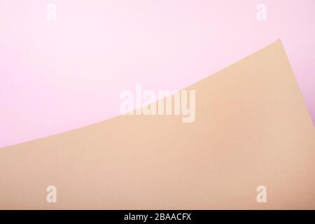 Rosa und Braun abstrakter Papierhintergrund aus einem gebogenen Blatt. Leer für Website, Werbung, Präsentation. Stockfoto