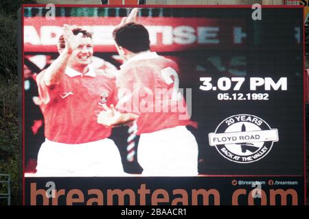 Ein Bild von Colin Walsh wird auf der großen Leinwand um 3.07 Uhr gezeigt, um zu markieren, als er 1992 das Siegtor im Back to the Valley Game erzielte Stockfoto