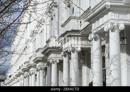 Reihe georgischer Reihenhäuser in Kensington, London, England Großbritannien Stockfoto