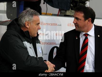 Cardiffs Manager Malky Mackay (rechts) schüttelt mit dem Manager Dave Jones von Sheffield Wednesday die Hände Stockfoto