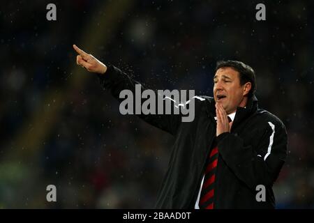 Cardiffs Manager Malky Mackay ruft seine Spieler während des Spiels von Anweisungen ab Stockfoto