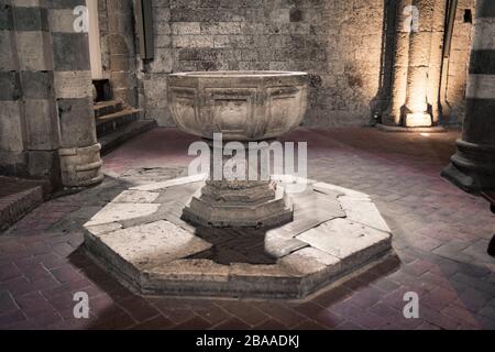 Sovana, Italien - 25. Juni 2017: Heiliges Wasser stoup in der Kathedrale von Sovana. Stockfoto