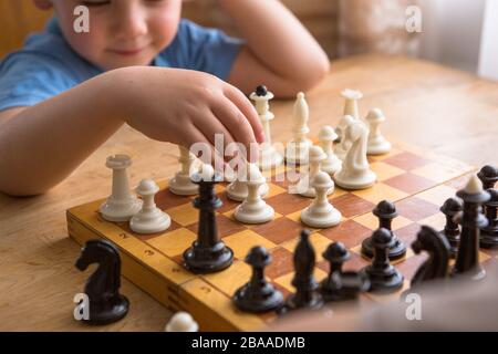 Vater und Sohn spielt Schach zusammen zu Hause Stockfoto