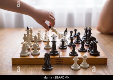 Vater und Sohn spielen zu Hause gemeinsam Schach Stockfoto