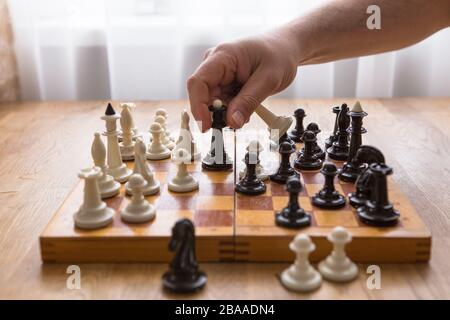 Vater und Sohn spielen zu Hause gemeinsam Schach Stockfoto