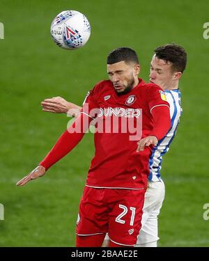 Nahki Wells (links) von Bristol City kämpft um den Ball mit Jonathan Hogg von Huddersfield Town Stockfoto