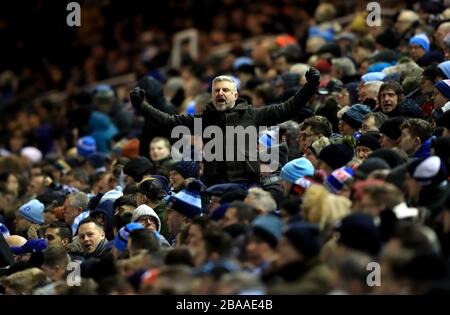 Ein Fan von Coventry City zeigt seine Unterstützung auf den Tribünen Stockfoto