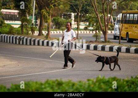 Guwahati, Assam, Indien. März 2020. Ein Mann mit seinem Hund, der auf der Straße unterwegs war, während der von der Regierung verhängten Sperrung in Indien als präventive Maßnahme gegen das COVID-19-Coronavirus in Guwahati. Credit: David Talukdar/ZUMA Wire/Alamy Live News Stockfoto