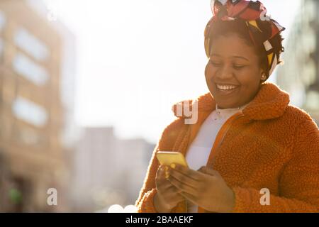 Afro-amerikanische Frau in einem städtischen Stadtgebiet Stockfoto