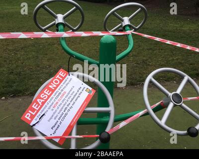 Glasgow, Schottland, am 26. März 2020. Ein öffentlicher Übungsbereich im Queen's Park in Glasgows Southside ist abgeklebt, um die Nutzung durch die Öffentlichkeit zu verhindern und die Übertragung des tödlichen Coronavirus COVID-19 zu verringern. Foto: Jeremy Sutton-Hibbert/Alamy Live News. Stockfoto