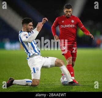 Christopher Schindler (links) von Huddersfield Town fordert Nahki Wells von Bristol City heraus Stockfoto