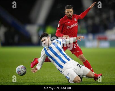 Christopher Schindler (links) von Huddersfield Town fordert Nahki Wells von Bristol City heraus Stockfoto