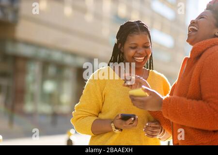 Zwei schöne afro-amerikanische Frauen in einem städtischen Stadtgebiet Stockfoto