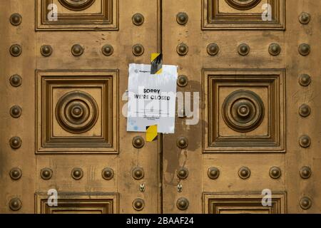 Schildern Sie die Türen der Gallery of modern Art, zusammen mit allen Glasgower Bibliotheken, Museen und Glasgow Club Gyms, die sich inmitten des Coronavirus Outbreakfast befinden Stockfoto