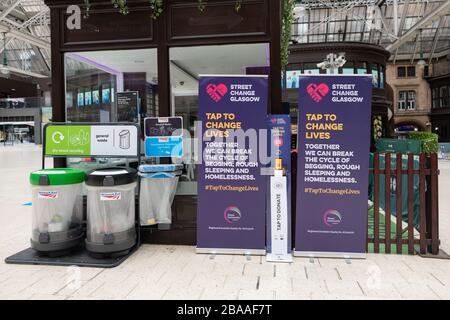 "Treet Change Glasgow" Point am Hauptbahnhof - eine alternative Möglichkeit, Menschen mit Obdachlosigkeit und Betteln in Glasgow zu spenden Stockfoto