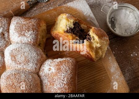 Nahaufnahme von Buchtkäuze - traditionelle tschechische Süßbrötchen aus Hefeteig und gefüllt mit gemahlenen Mohn Stockfoto