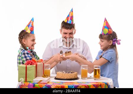 Kinder kämpfen um das erste Stück Geburtstagskuchen Stockfoto