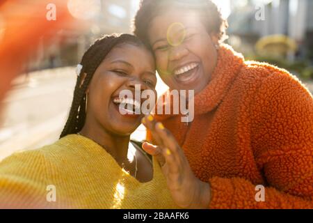 Zwei schöne afro-amerikanische Frauen in einem städtischen Stadtgebiet Stockfoto