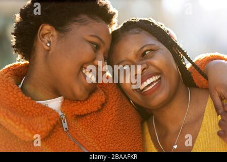 Zwei schöne afro-amerikanische Frauen in einem städtischen Stadtgebiet Stockfoto