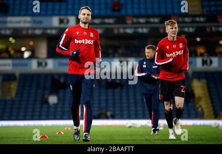 Nick Powell (links) und Sam Clucas von Stoke City, bevor sie gegen Blackburn Rovers anpfiff Stockfoto