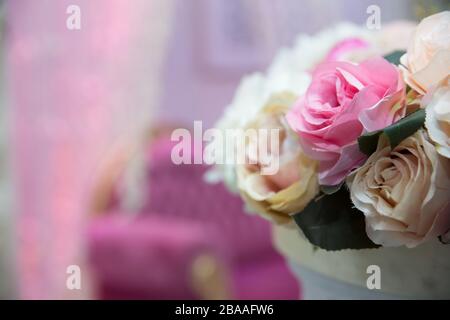 Schöne rosarote und weiße Blumen am Tisch am Hochzeitstag. Hochzeitstisch, Hochzeitsdekoration. Große Vase mit schönen Rosen steht auf reichen serviert Stockfoto