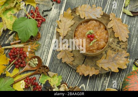 Hausgemachte leckere Porridge aus Hirse. Risotto mit Kürbis. Nahrhafter Kürbisporridge. Schüssel mit Herbstkürbis. Kürbisporridge und Kürbisse auf Holzta Stockfoto