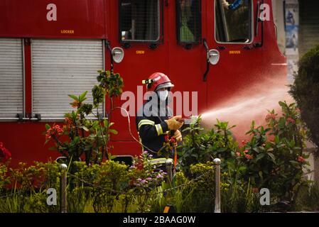 Guwahati, Assam, Indien. März 2020. Corona-Virus-Notfall in Assam. Guwahati, Assam, Indien. März 2020. Assam State Fire and Emergency Services Workers sprühen Desinfektionsmittel inmitten von Bedenken über die Ausbreitung der COVID-19-Krankheit, verursacht durch das neuartige Coronavirus, während der vollständigen Sperrung in Guwahati, Donnerstag, 26. März 2020. Credit: David Talukdar/Alamy Live News Stockfoto