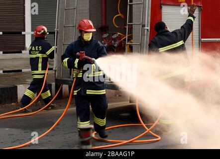 Guwahati, Assam, Indien. März 2020. Corona-Virus-Notfall in Assam. Guwahati, Assam, Indien. März 2020. Assam State Fire and Emergency Services Workers sprühen Desinfektionsmittel inmitten von Bedenken über die Ausbreitung der COVID-19-Krankheit, verursacht durch das neuartige Coronavirus, während der vollständigen Sperrung in Guwahati, Donnerstag, 26. März 2020. Credit: David Talukdar/Alamy Live News Stockfoto