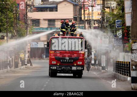 Guwahati, Assam, Indien. März 2020. Corona-Virus-Notfall in Assam. Guwahati, Assam, Indien. März 2020. Assam State Fire and Emergency Services Workers sprühen Desinfektionsmittel inmitten von Bedenken über die Ausbreitung der COVID-19-Krankheit, verursacht durch das neuartige Coronavirus, während der vollständigen Sperrung in Guwahati, Donnerstag, 26. März 2020. Credit: David Talukdar/Alamy Live News Stockfoto